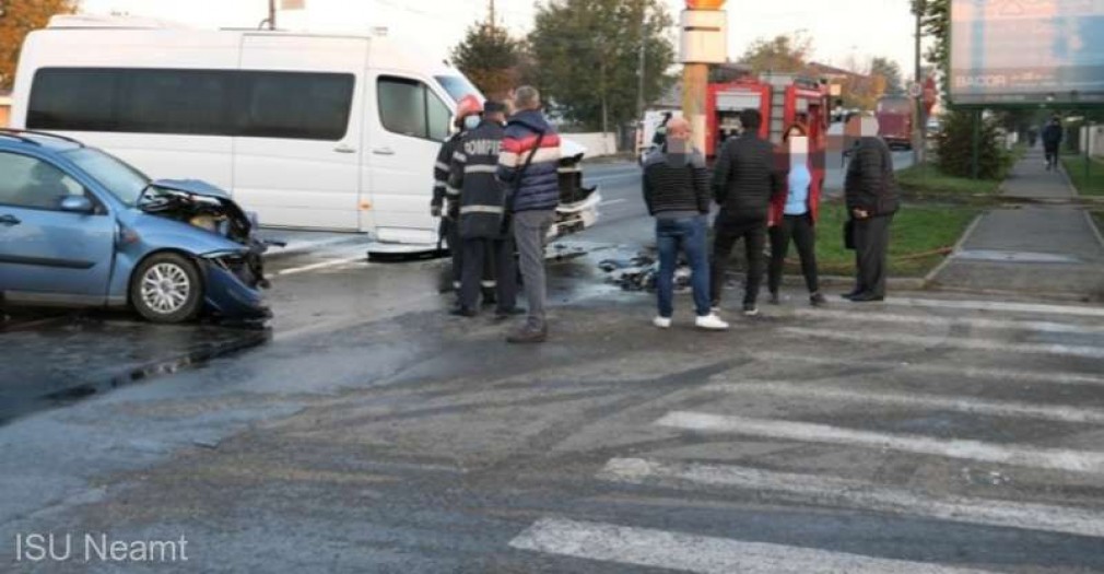 Patru victime în urma coliziunii dintre un microbuz de transport persoane şi un autoturism