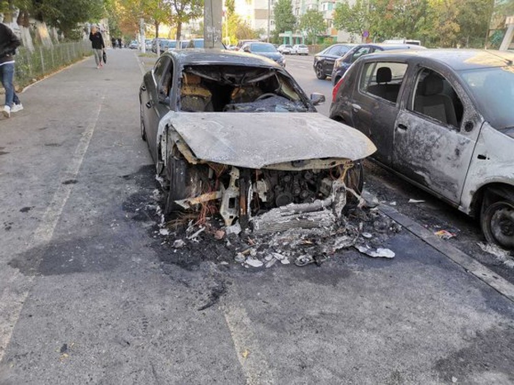 Cinci maşini din Galaţi au ars. Incendiul - pus intenţionat