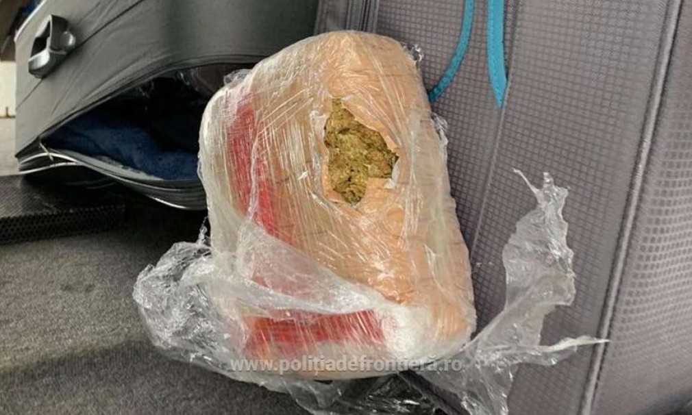 Poliția a descoperit 12 kilograme de canabis în autocar