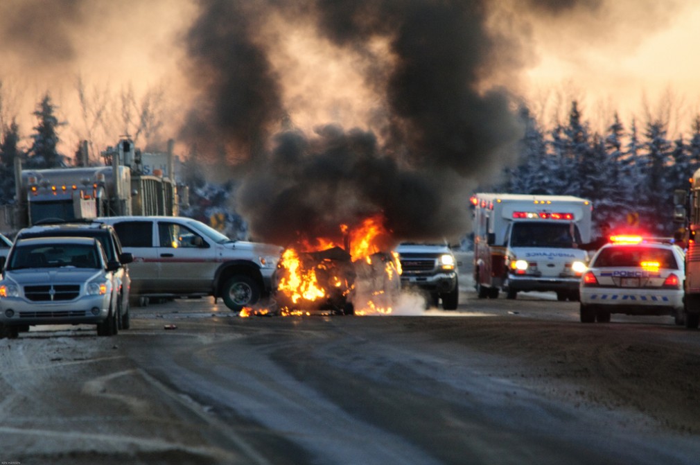 O mașină a luat foc pe autostradă
