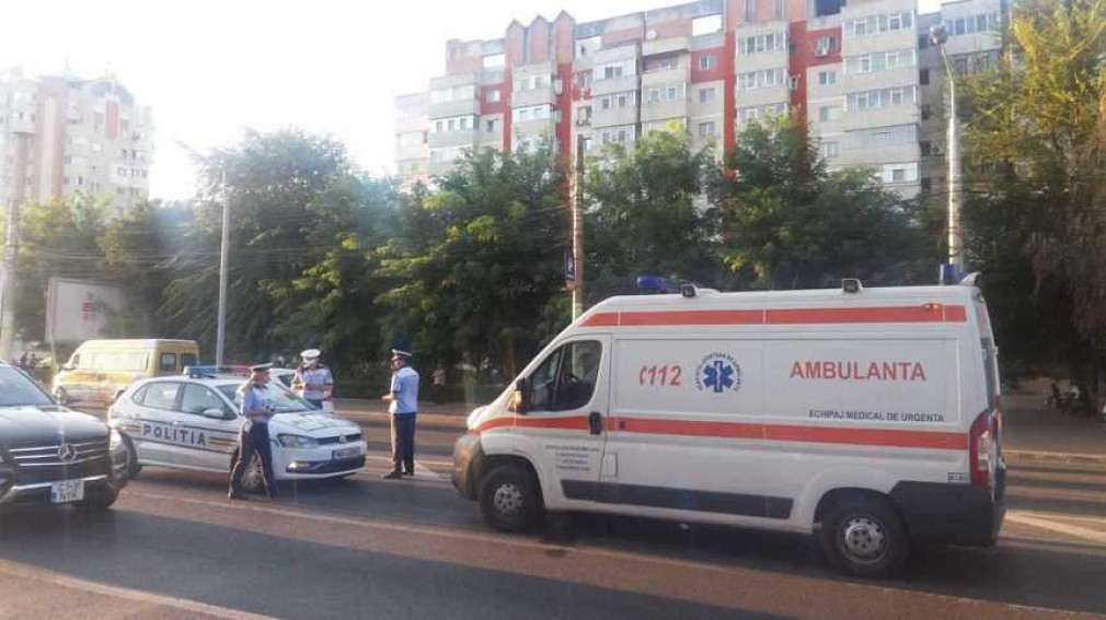 Accidentat pe trecerea de pietoni de ambulanța aflată în misiune