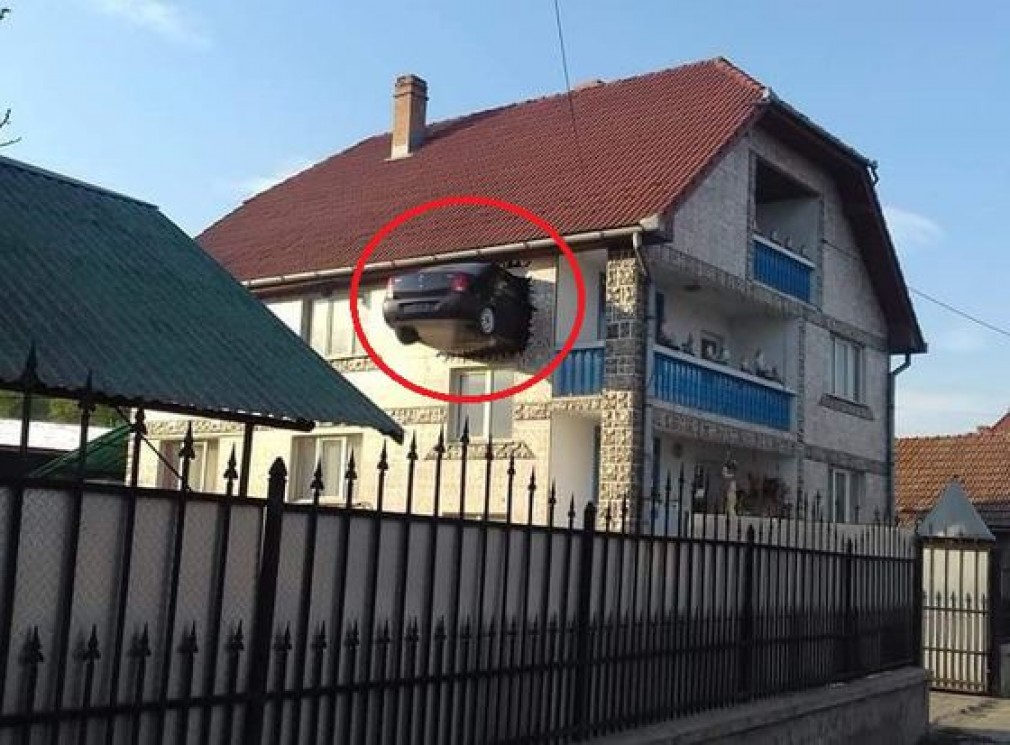 Mașină înfiptă la etajul doi al unei case