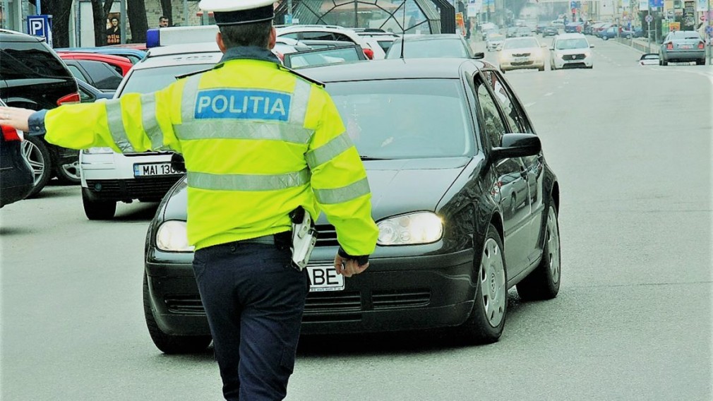 Poliţist din Reghin, reţinut de DNA pentru trafic de influenţă şi şantaj