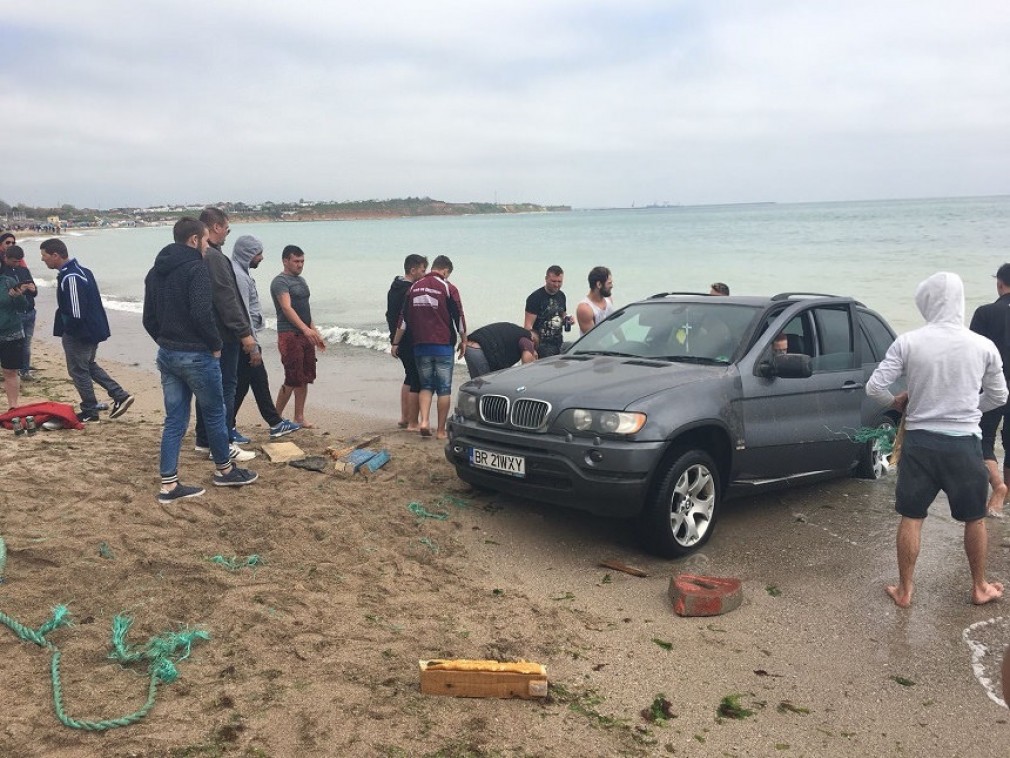 Șoferul care și-a spălat mașina în Marea Neagră amendat cu 10.000 lei
