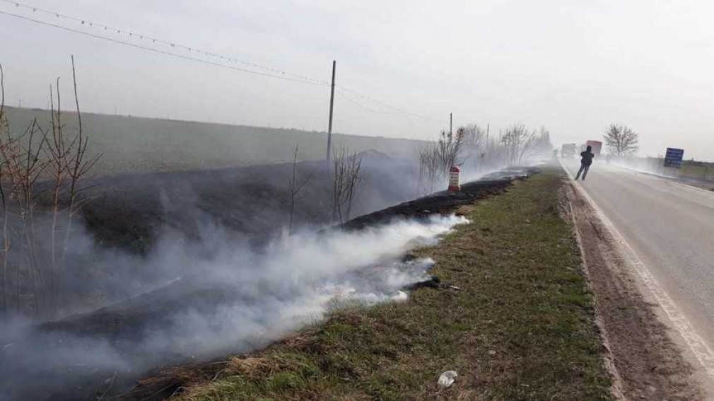 Accident provocat de fumul gros al unui incendiu de vegetație