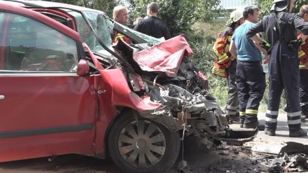 Şapte români, RĂNIŢI într-un accident rutier produs în Germania