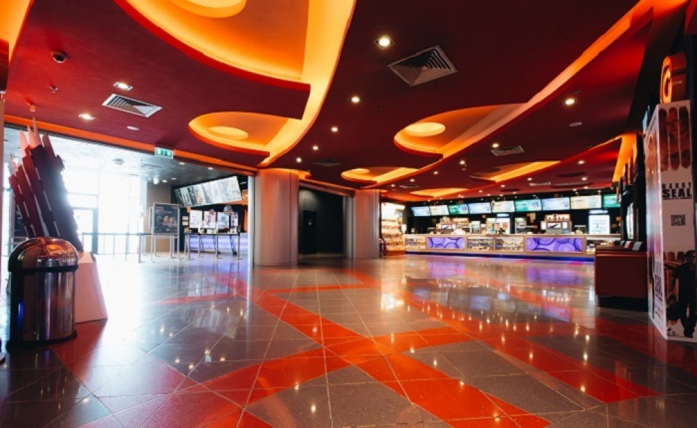 Doi tineri, atacaţi cu cuţitul într-o sală de cinema din Timişoara