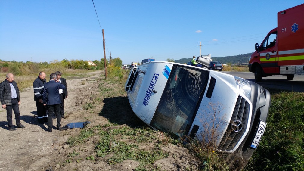 Opt români implicați într-un accident de microbuz în Austria