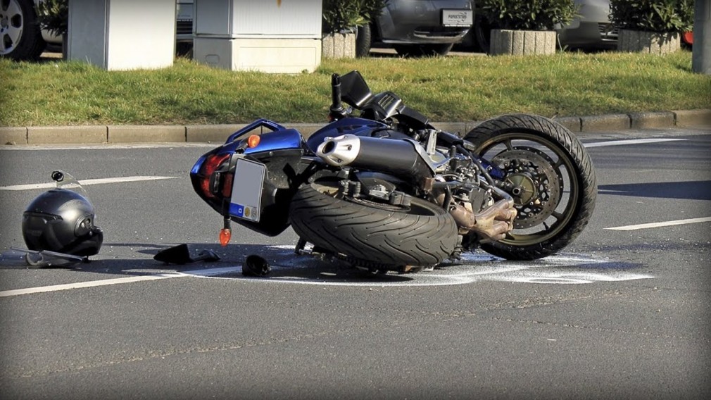 Un bărbat a decedat, în urma coliziunii între motocicleta pe care se afla şi un autoturism