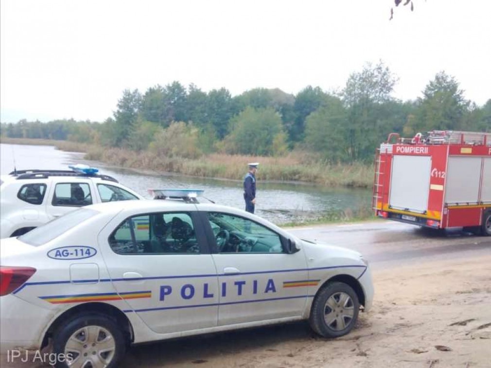 Un autoturism a căzut în lacul de acumulare Budeasa. Șoferul a reuşit să se salveze