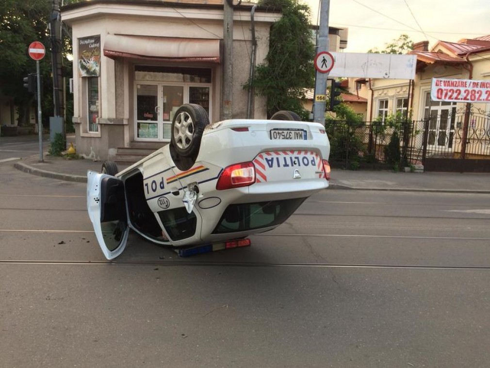 FOTO. Polițist băut s-a răsturnat cu mașina din dotare
