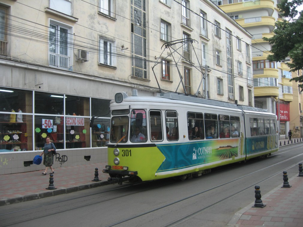 Femeie târâtă pe stradă de tramvai, după ce a fost prinsă între uşi