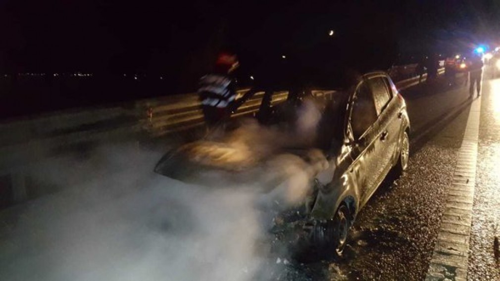 O mașină a ars complet pe autostradă