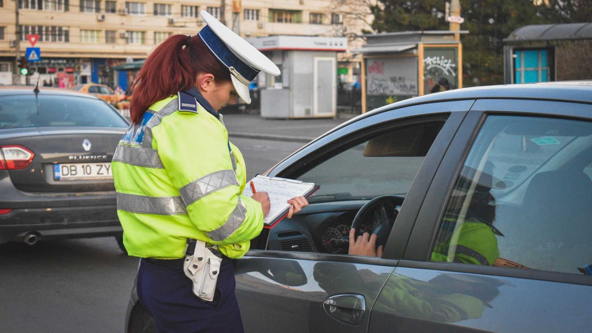 Şofer sub influenţa alcoolului, blocat în trafic de poliţişti după ce a tamponat o maşină