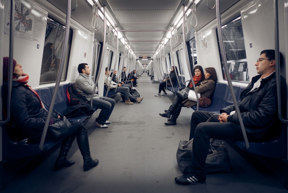 Femeie găsită inconştientă între metrou şi peron