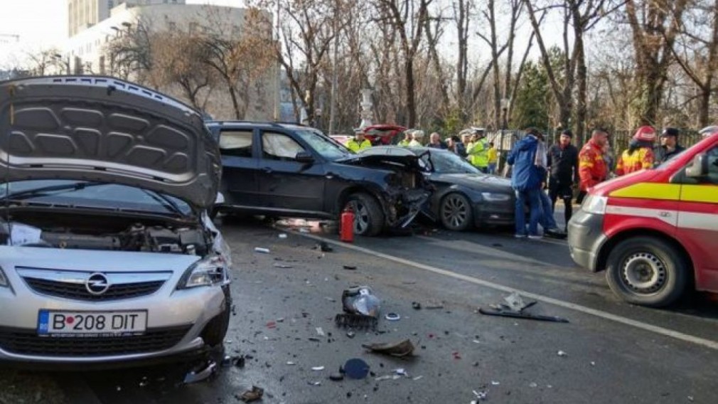 Accident cu zece mașini în Bucureşti, provocat de un şofer căruia i s-a făcut rău