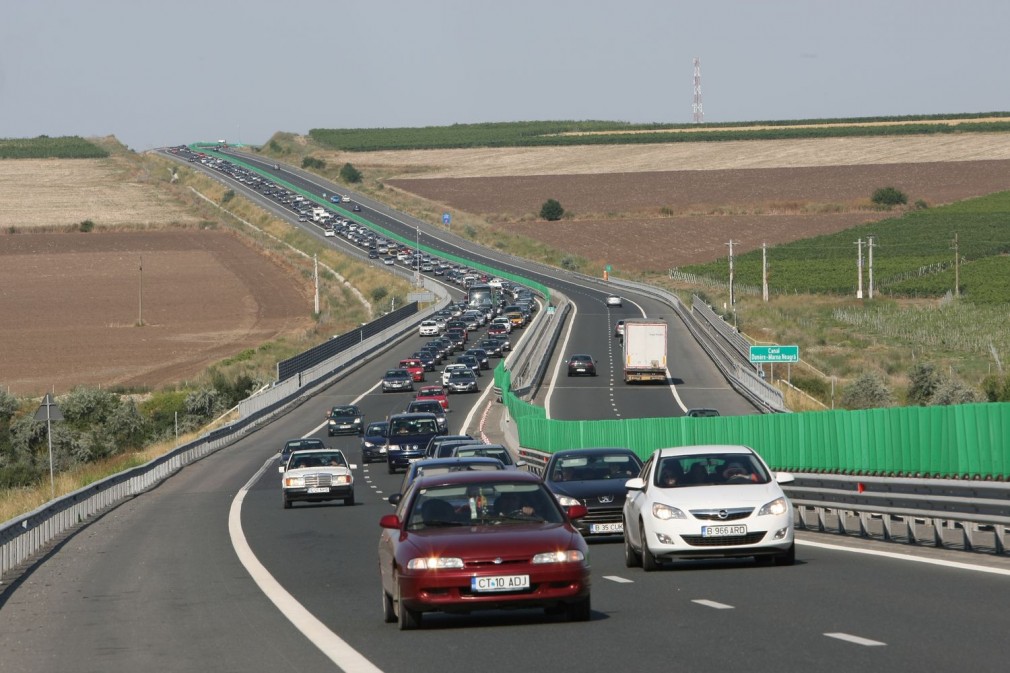 Două autoturisme şi o autocisternă, implicate într-un accident pe A2 Bucureşti - Constanţa