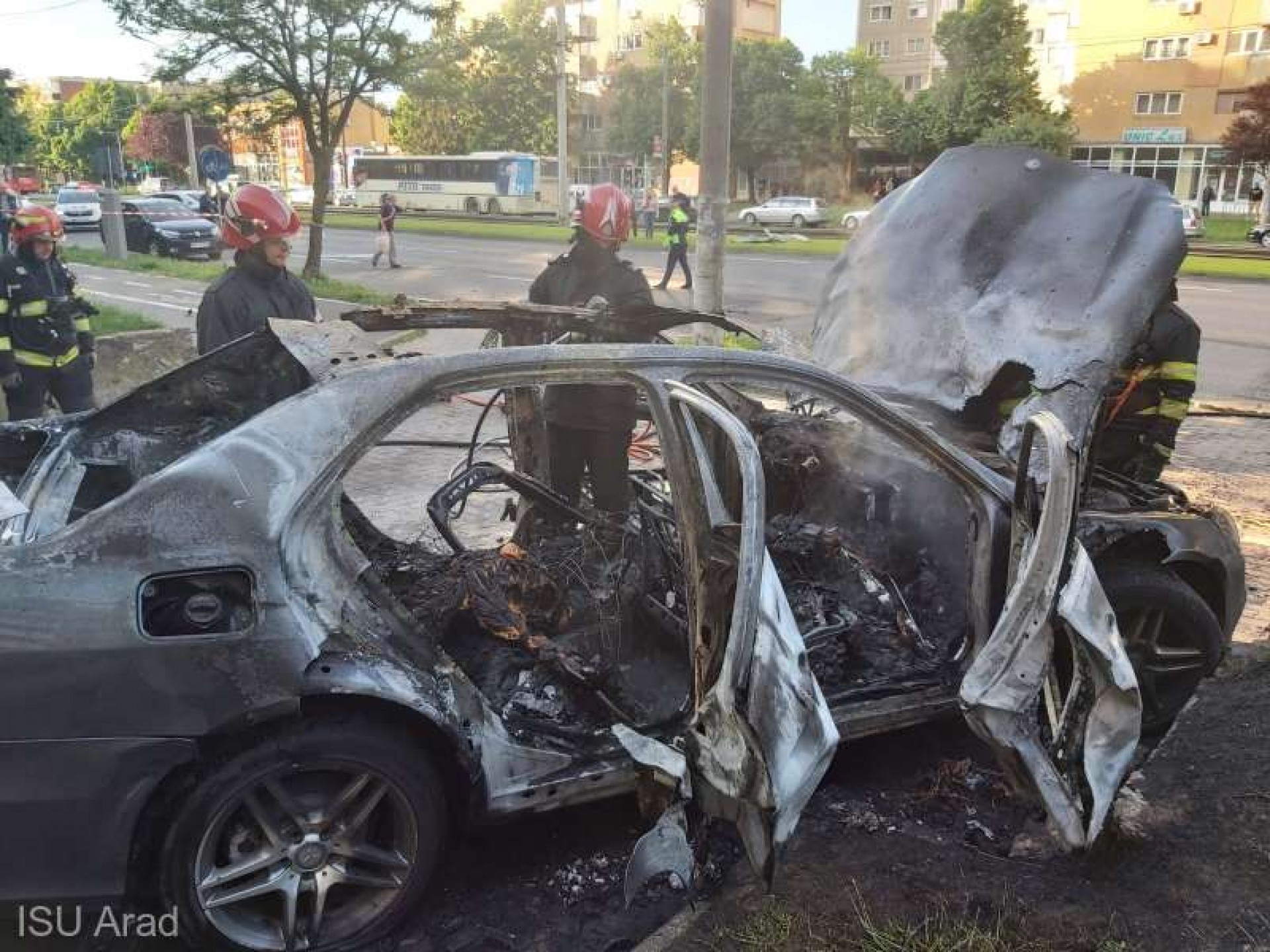 Explozie de maşină, după ce ar fi fost incendiată; persoană carbonizată găsită în interior