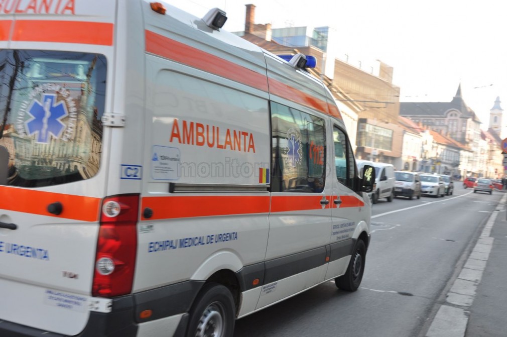 Ambulanţă cu pacient, blocată de o maşină parcată NEGLIJENT în faţa spitalului