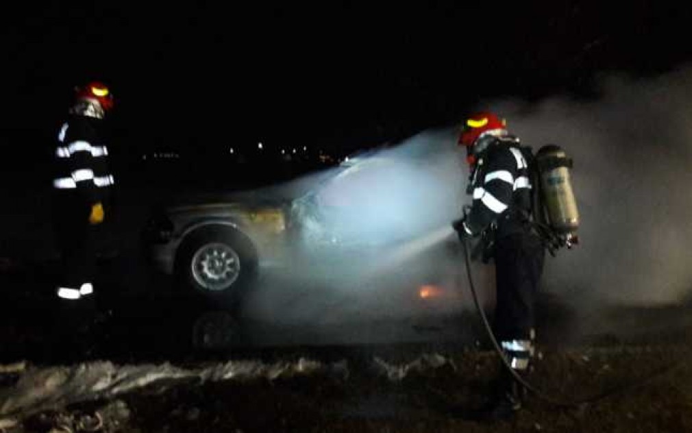 O fată de 18 ani a ars de vie într-o maşină care a luat foc în urma unui accident