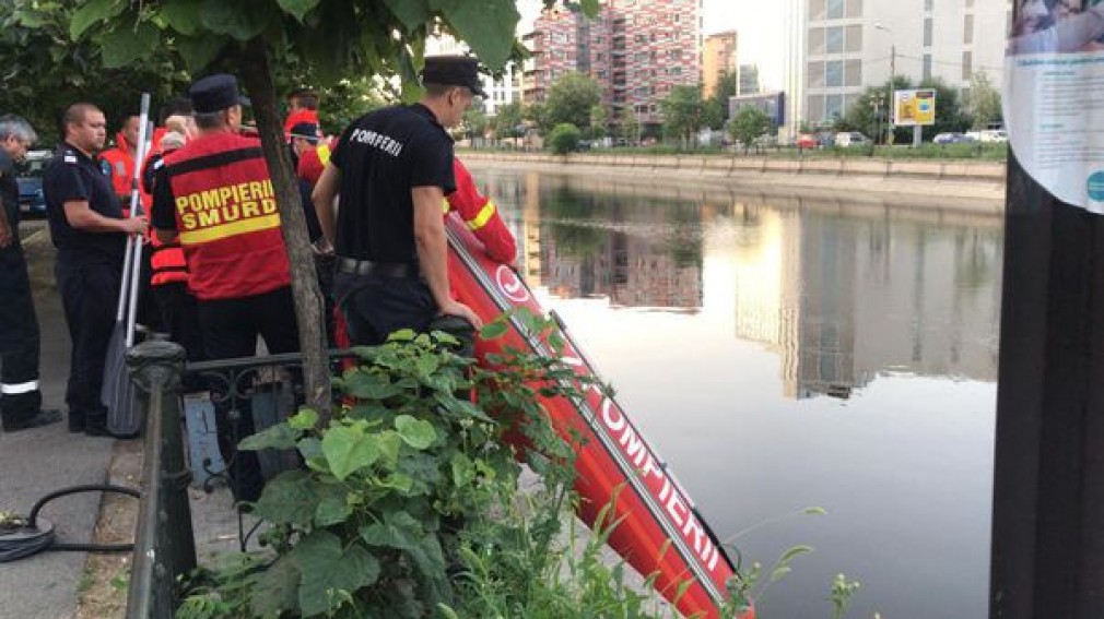 Un tânăr care a intrat în râul Dâmboviţa să salveze un minor a murit
