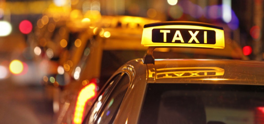 Un taximetrist ar fi fost bătut şi jefuit de trei clienţi, care i-au furat maşina