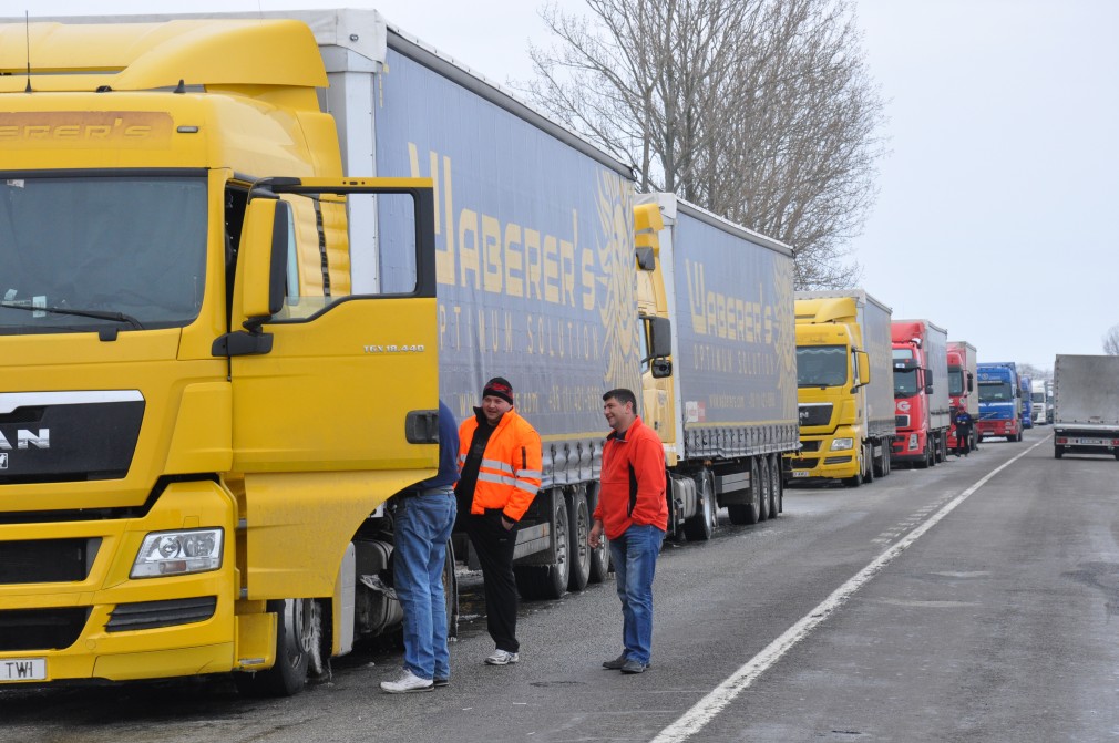 Camioanele aşteaptă până la cinci ore la graniță, după o defecţiune la sistemul informatic din Ungaria