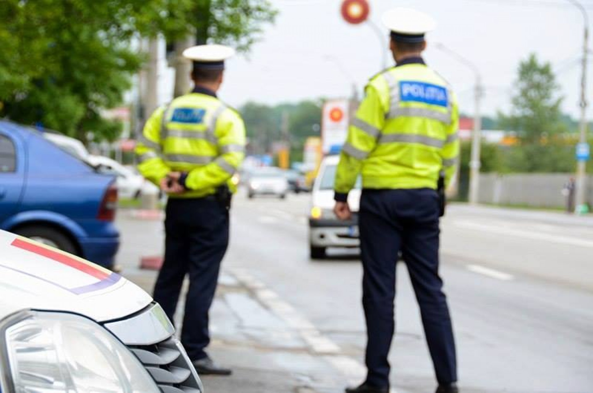 Poliţişti au fost reţinuţi, după ce au primit mită de la un şofer pentru a nu-l amenda