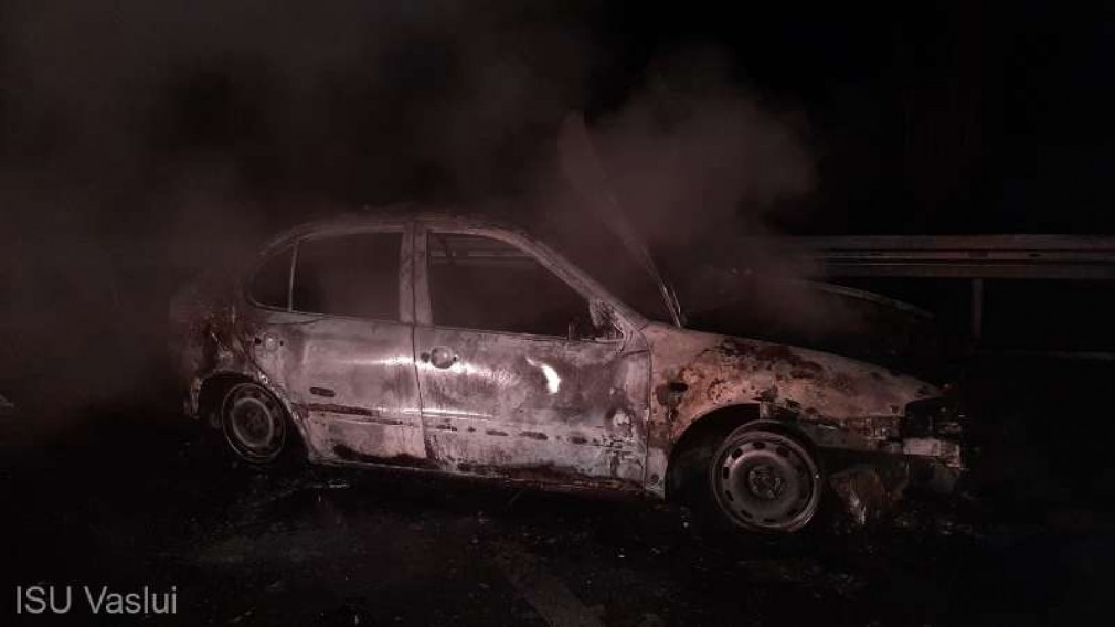 Mașină arsă într-un refugiu de camioane