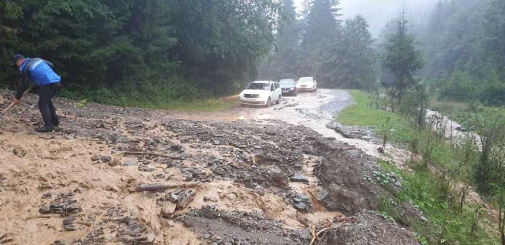 Mai multe autoturisme au rămas blocate din cauza ploilor abundente