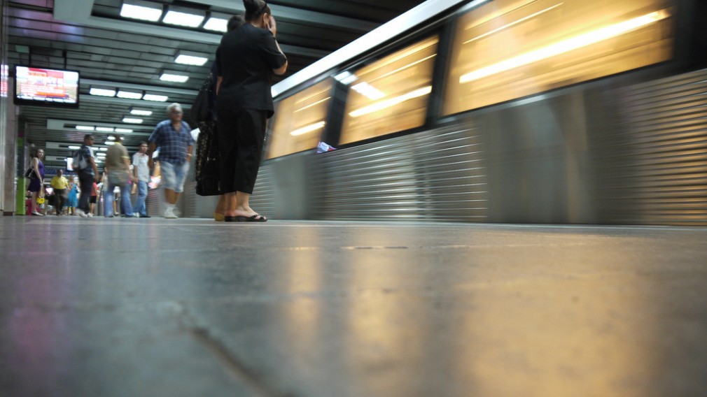 Un bărbat a murit după ce s-a aruncat în faţa metroului,