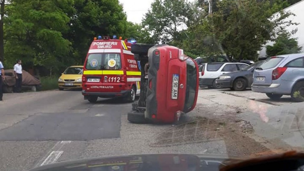 Consilier județean, accident la Iași: mașină cu roțile în sus