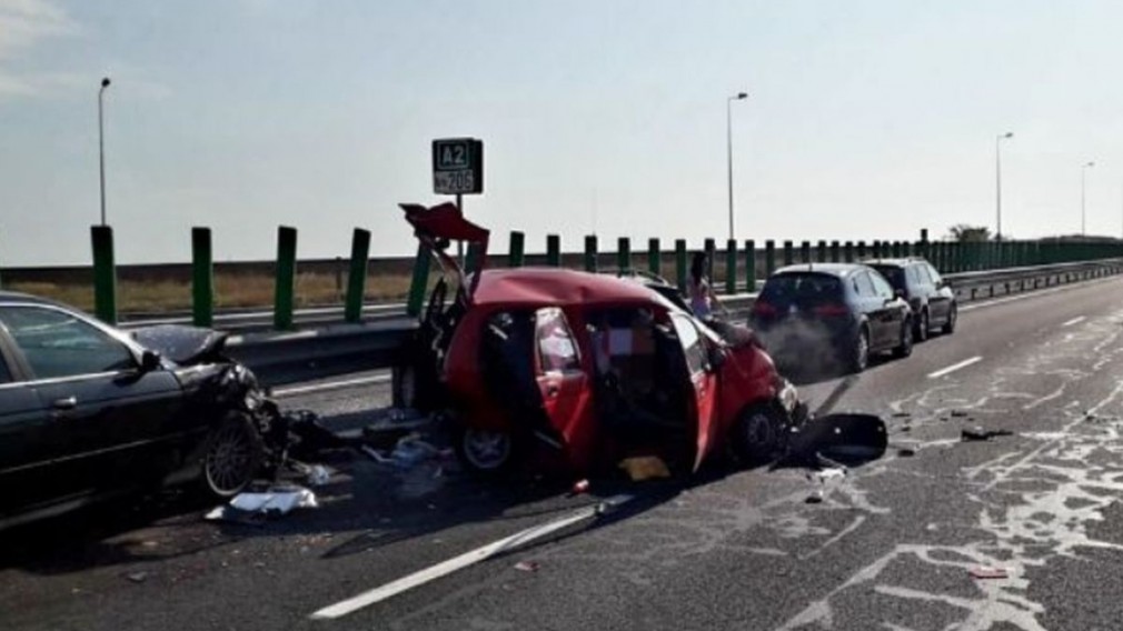 Trei mașini implicate într-un accident pe autostradă