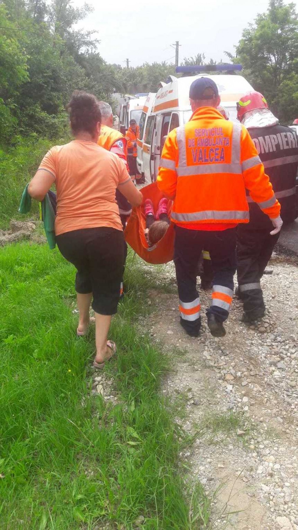 Vâlcea: Trei persoane, rănite după ce o maşină a căzut într-un lac