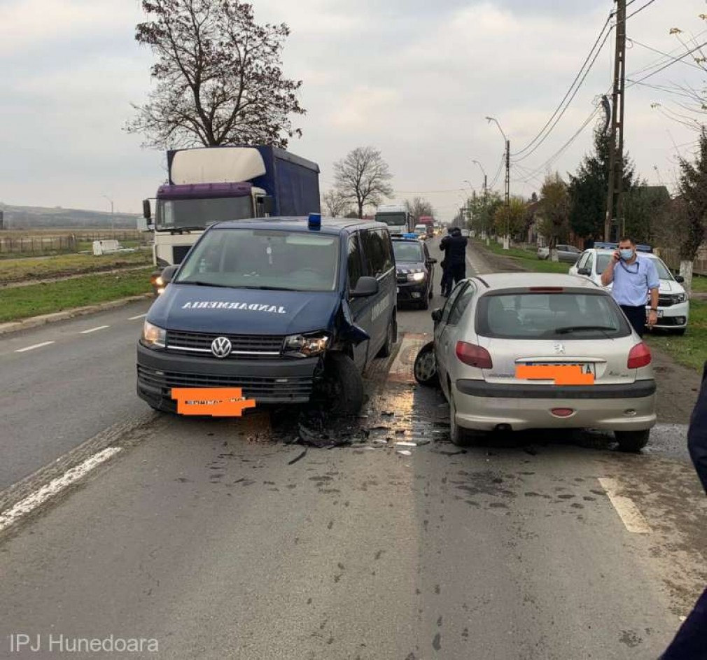 Un şofer băut a lovit o maşină a Jandarmeriei