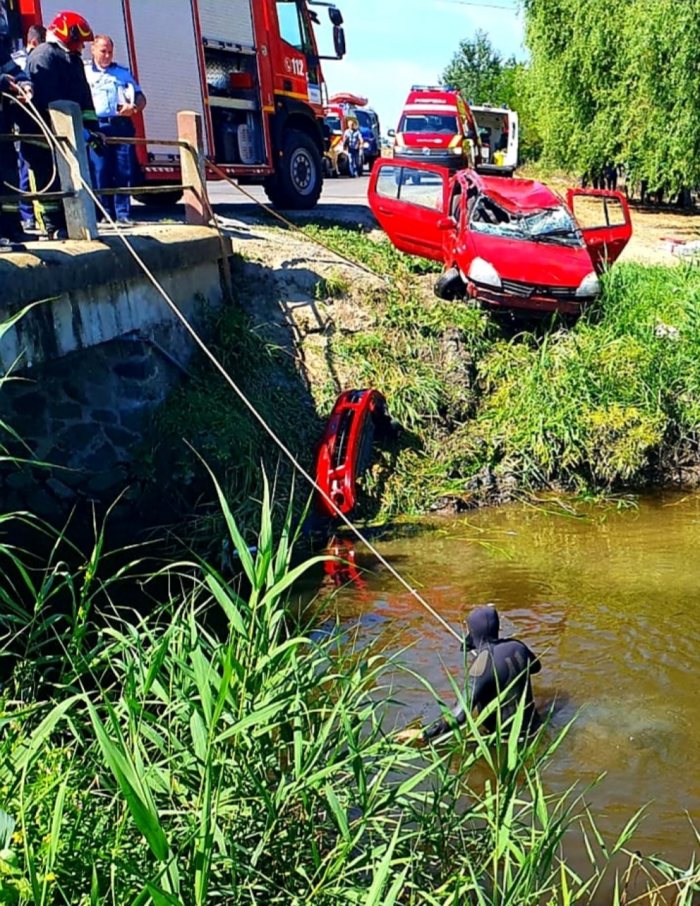 O maşină în care se află două persoane a căzut în apă. Doi morți