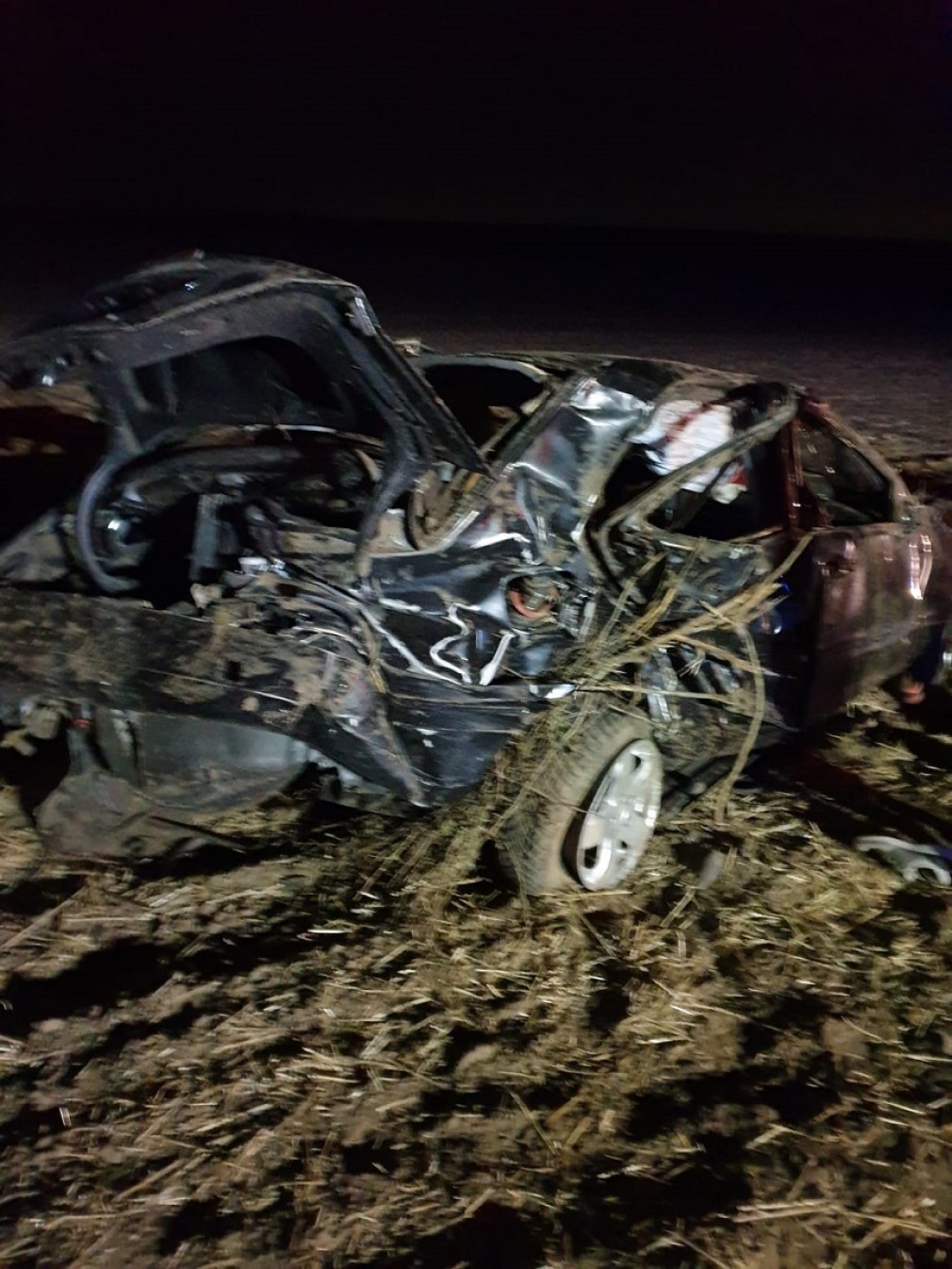 Mașină răsturnată: Un bărbat a murit şi alte două persoane au fost rănite