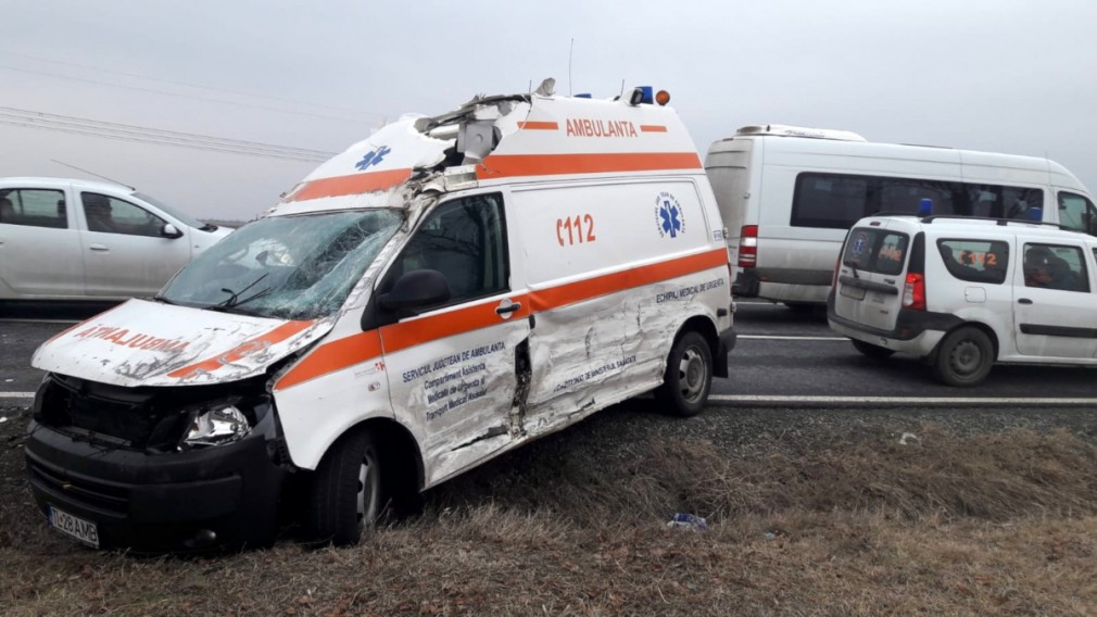 Accident rutier provocat de un şofer de ambulanţă beat