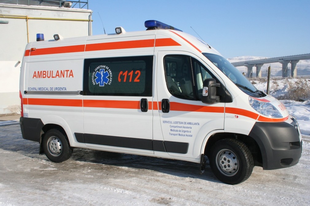O ambulanţă a lovit trei pietoni care traversau o stradă din Câmpina