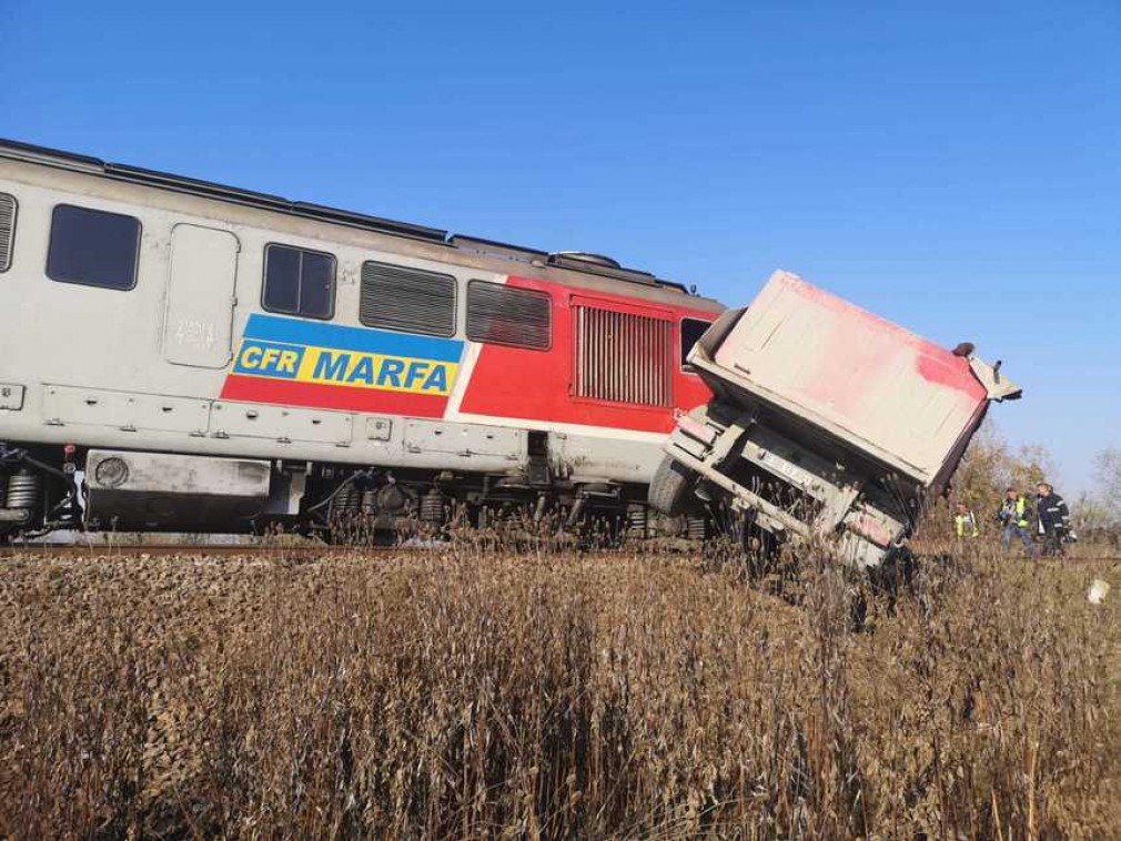 Accident grav. Camion lovit de tren