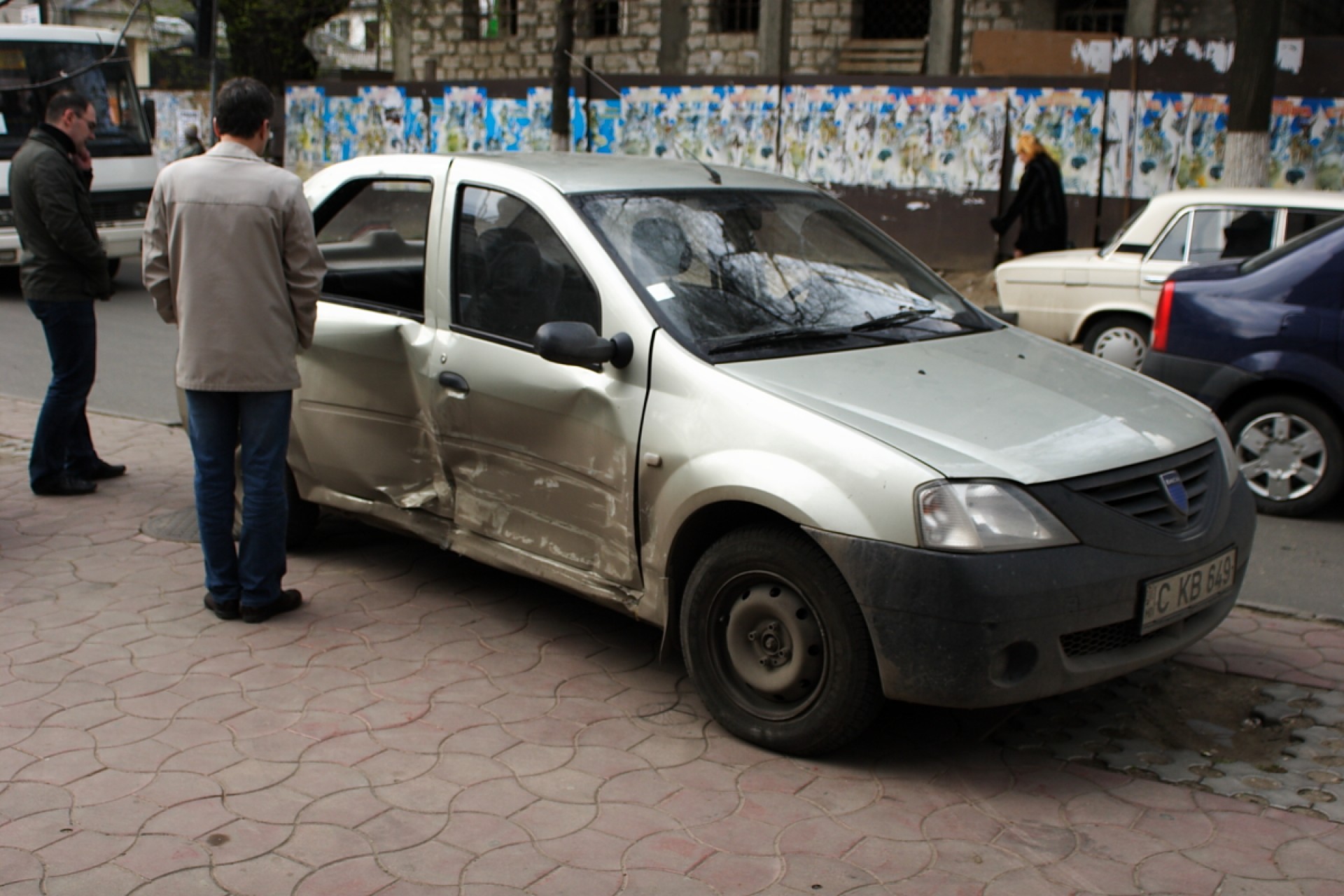 Accident în Capitală: 3 mașini implicate, 4 oameni încarcerați