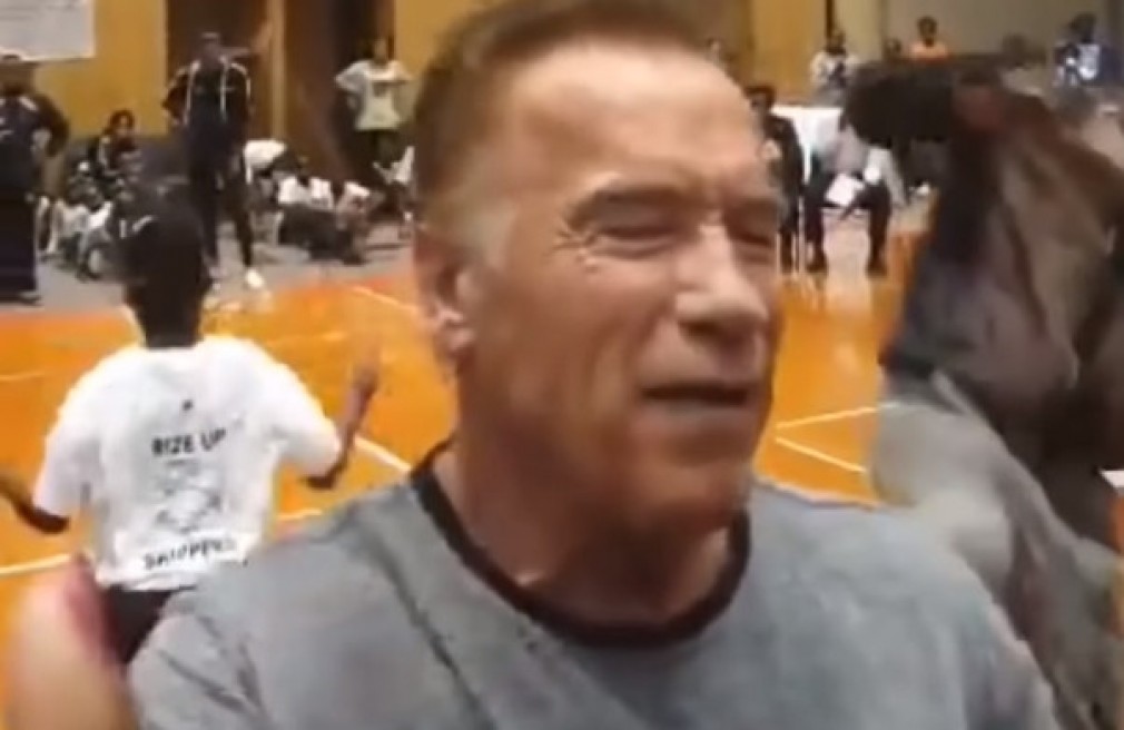 Arnold Schwarzenegger, bătut de un necunoscut