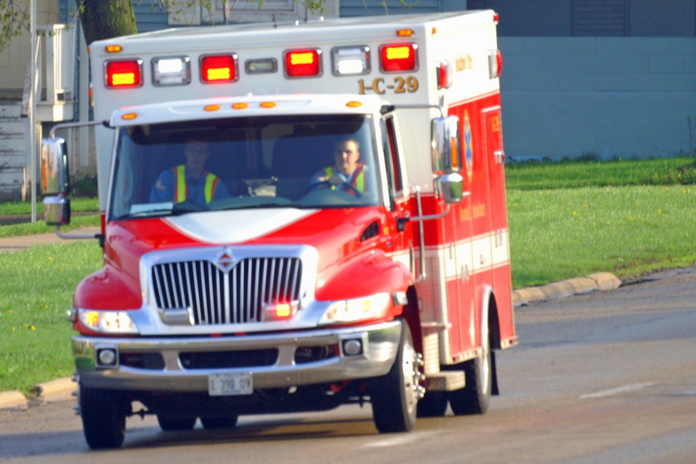 O femeie a murit lovită de o ambulanţă aflată în misiune