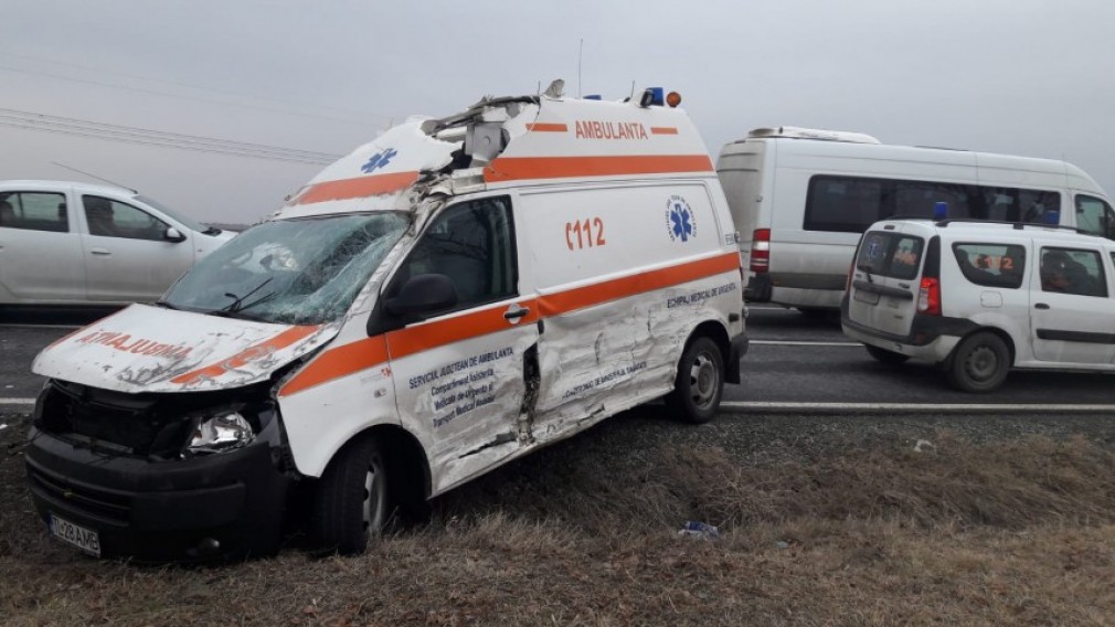 Ambulanța, victima unui accident