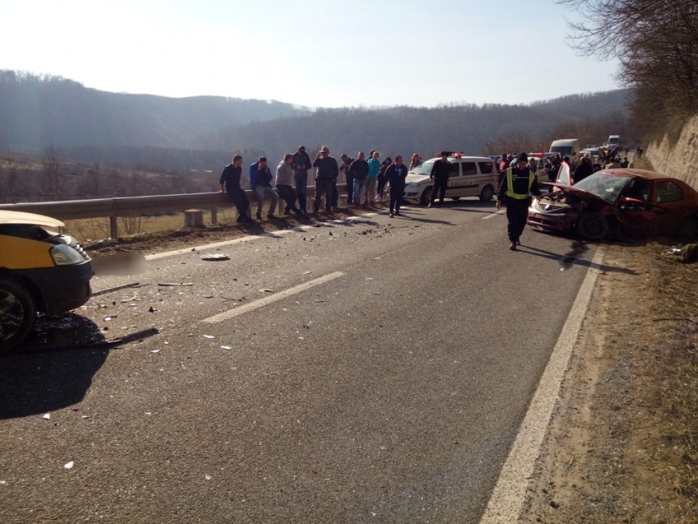 Șase grav răniți în accident la Severin