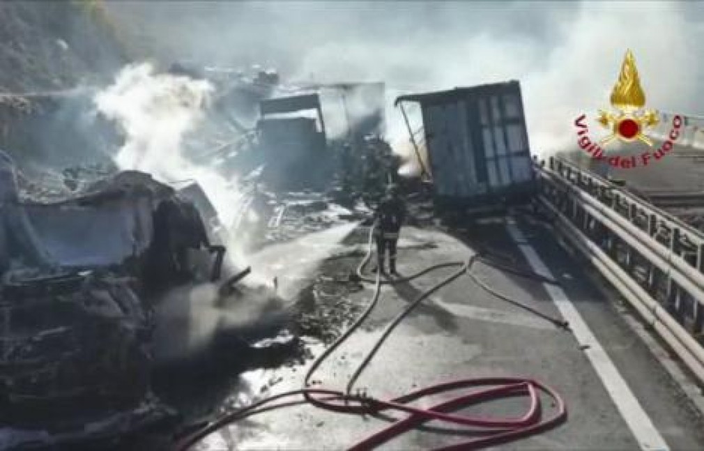 UPDATE. În accidentul din Italia, unde au ars trei camioane, sunt doi șoferi români răniți