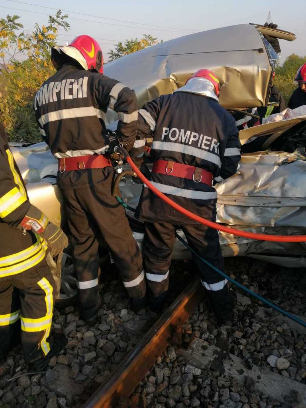 Două persoane au murit după ce maşina lor a fost lovită de un tren