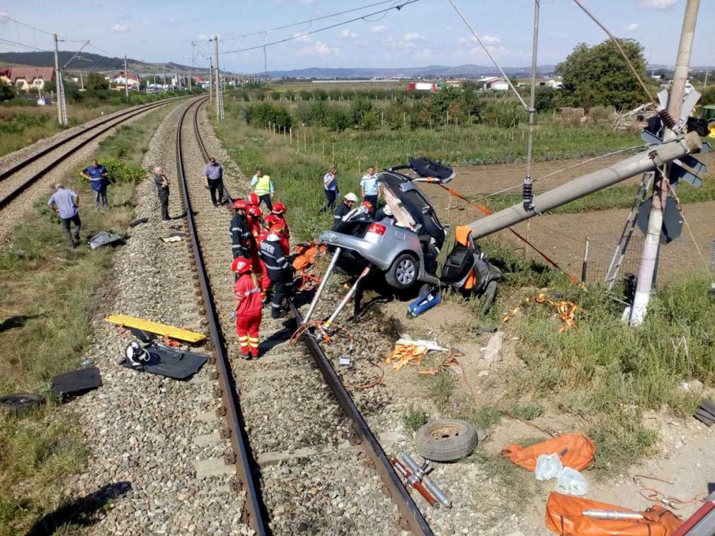 Autoturism a fost lovit de un tren, la Jucu; şoferul este încarcerat