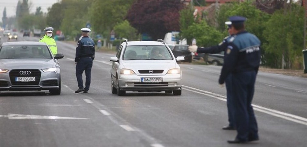 Un bărbat a avariat mai multe maşini parcate în București, iar apoi a lovit un poliţist