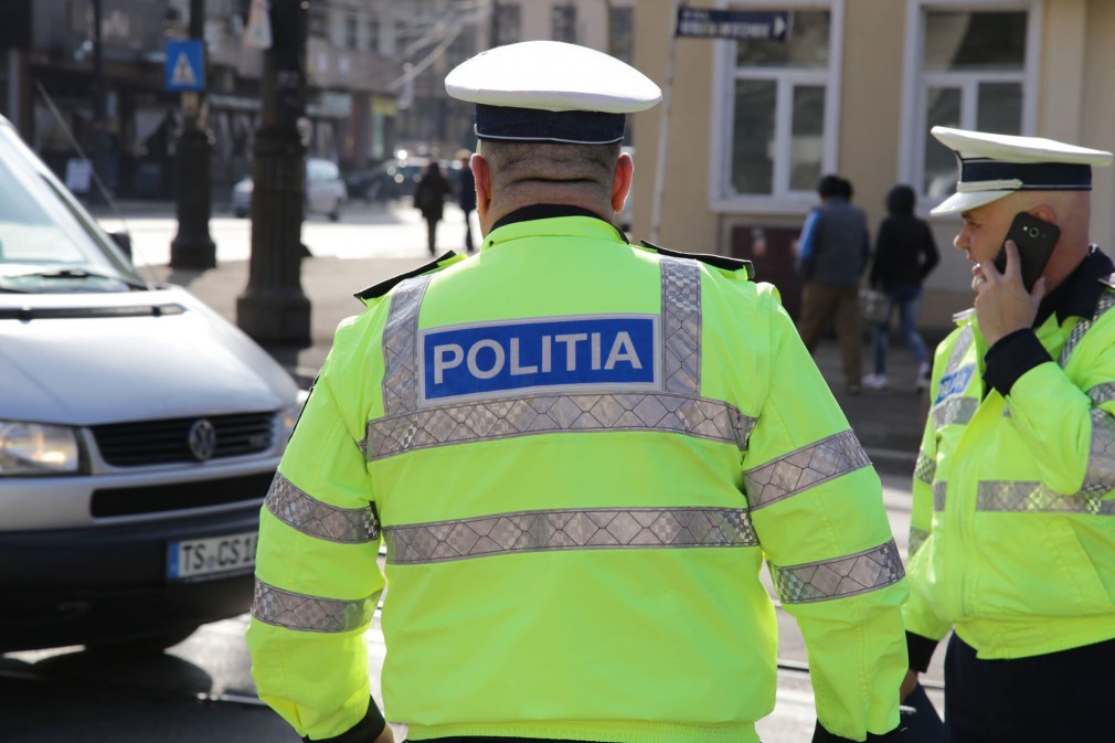 Doi răniţi într-un accident în care a fost implicată o maşină a Poliţiei Prahova